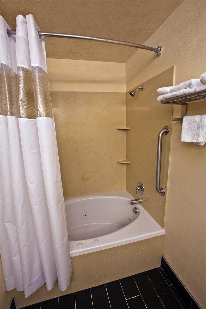 Comfort Ballard-roosevelt Hotel